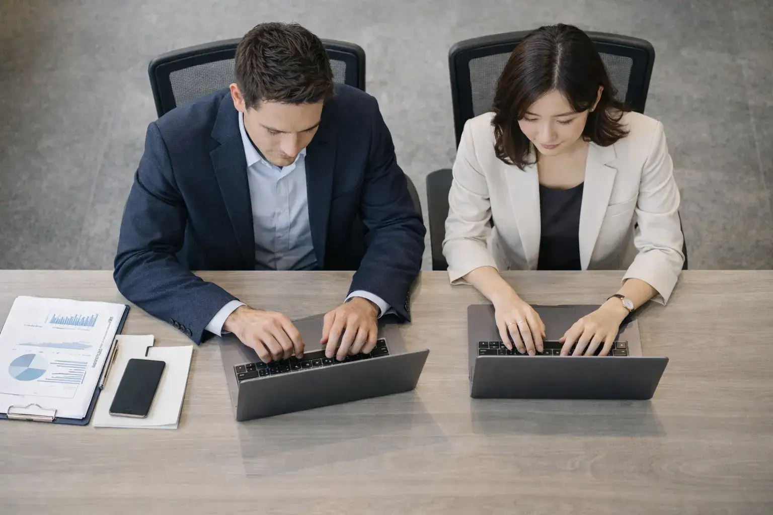 PC　男女　ビジネス　オフィス